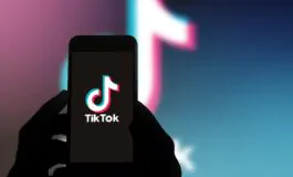 EggCrack, il nuovo trend TikTok dei genitori che scatena le critiche