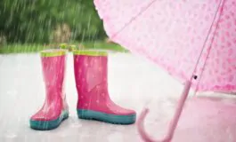 Ombrello e stivali da pioggia per il maltempo.