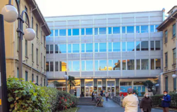 bimba caduta 5 piano torino salvata passante genitori