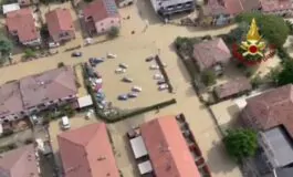 Gli abitanti dell'Emilia Romagna si lamentano dopo l'alluvione