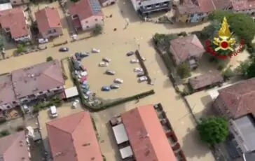 Gli abitanti dell'Emilia Romagna si lamentano dopo l'alluvione