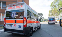 La donna è stata trasportata all'ospedale di Avellino, giudicate gravi le sue condizioni