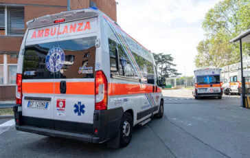 La donna è stata trasportata all'ospedale di Avellino, giudicate gravi le sue condizioni