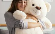 mujer casa abrazando gran oso peluche