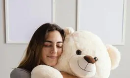 mujer casa abrazando gran oso peluche 265x160