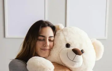 mujer casa abrazando gran oso peluche 364x230