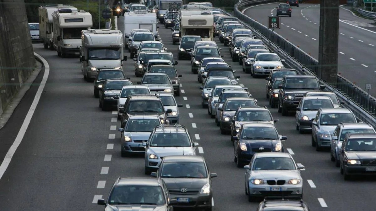https://www.notizie.it/wp-content/uploads/2023/08/traffico-bollino-rosso-weekend-20-21-luglio-1200x675-1.webp