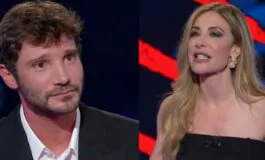Fagnani, lo scivolone con De Martino: "Che c***o ridi? Abbiamo appena parlato di mio nonno morto"