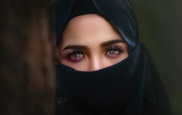 Iran, sanzioni inasprite per donne che non indossano il velo