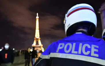 Sprangate contro auto della polizia a Parigi