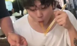 Tiktoker mangia spaghetti bacchette ristoratore