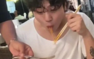 Tiktoker mangia spaghetti bacchette ristoratore