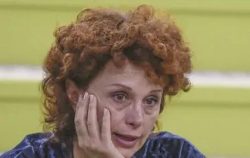 GF, Beatrice Luzzi in lacrime per i figli: "Mi dispiace per la figura che vi sto facendo fare"