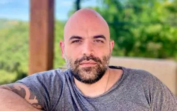 Roberto Saviano, la foto di quando era bambino: "Maledetti, sono ancora vivo"