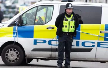 La polizia britannica ha fornito una descrizione dettagliata dell'uomo, diffondendo anche una sua foto