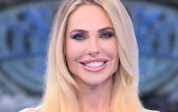Ilary Blasi riceve il tapiro d'oro: "Siete sicuri sia per me? Ho dei dubbi..."