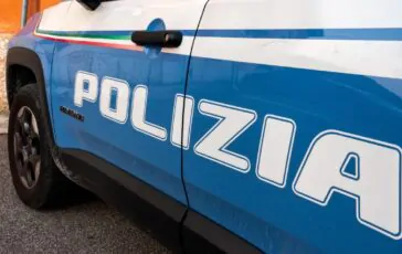 Si schianta con l'auto e scappa a piedi: nel bagagliaio la droga