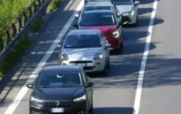 Attivisti di Ultima Generazione bloccano l'autostrada