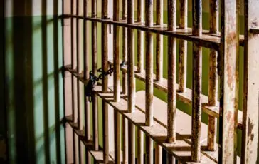 Picchia la figlia della compagna: condannato
