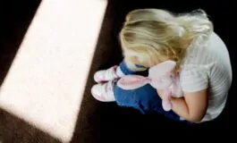 Bimba disabile mima le violenze subite e fa arrestare il padre