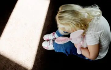 Bimba disabile mima le violenze subite e fa arrestare il padre