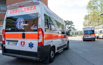 Donna precipita dal cavalcavia e viene investita
