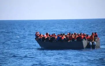 migranti sul barcone