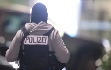 Uomo armato fa irruzione con l'auto sulla pista dell'aeroporto di Amburgo