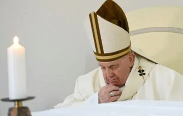 Papa annulla il viaggio a Dubai