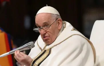 Papa Francesco mentre parla
