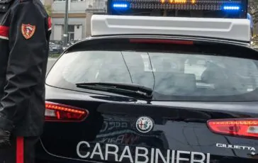 La giovane è riuscita a scappare e a telefonare ai genitori che hanno lanciato l'allarme