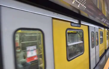Passeggeri camminano nella galleria buia a causa della metropolitana bloccata