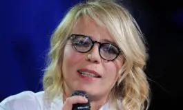 Maria De Filippi prezzo maglione Uomini e Donne