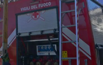 Milano: incendio doloso in un palazzo popolare, l'artefice un ragazzino