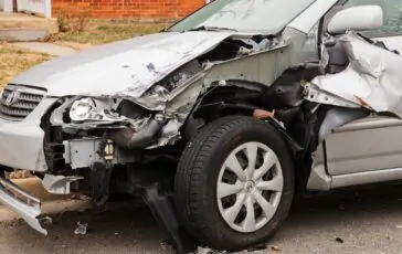 Pavia: scontro tra auto e moto, 17enne in arresto cardiaco