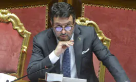 "Decisione sbagliata" il commento di Salvini che nel 2019 aveva imposto "madre/padre"