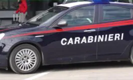 Uccide lo zio a coltellate in strada e si costituisce