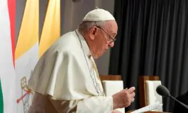 Papa Francesco presiede la veglia pasquale