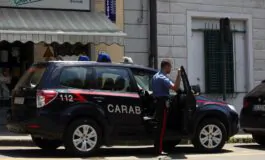 Un uomo ha ucciso la moglie a coltellate: arrestato