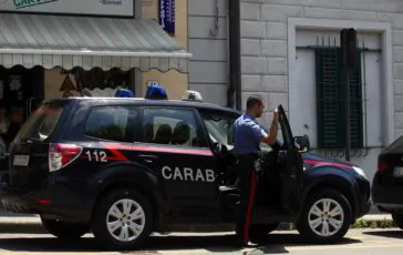 Un uomo ha ucciso la moglie a coltellate: arrestato