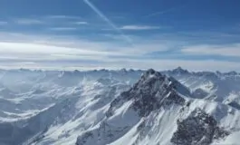 Elicottero caduto sulle Alpi Svizzere: i tre superstiti si sono lanciati fuori dal mezzo
