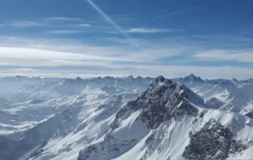 Elicottero caduto sulle Alpi Svizzere: i tre superstiti si sono lanciati fuori dal mezzo