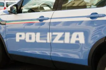 Incidente in provincia di Padova, auto precipita nel giardino di una villa: due feriti