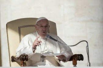 Le ultime novità sulla salute di Papa Francesco: il pontefice usa una sedia a rotelle