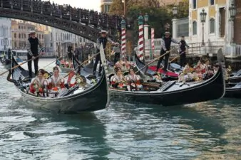 Venezia: il Canal Grande si è tinto improvvisamente di rosso e verde, fermati due turisti francesi