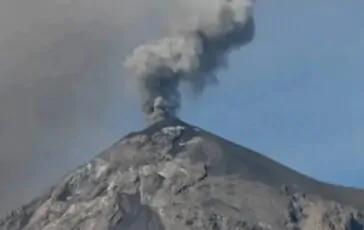 Indonesia, vulcano Ruang in eruzione: rischio tsunami