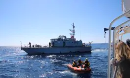 Motovedetta libica spara contro la Mare Jonio durante un salvataggio