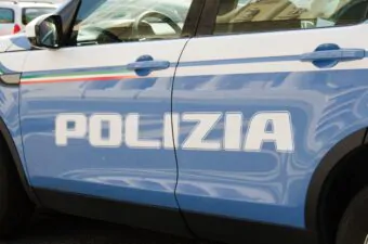 Si avvicinano al ragazzo ed esplodono 3 colpi di pistola: giovane ucciso a Milano