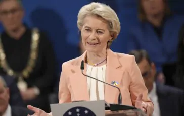 Eurodeputata rumena espulsa dall'Aula del Parlamento europeo: le urla e la museruola