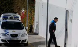 L'uomo, completamente nudo, ha poi aggredito alcuni passanti in strada